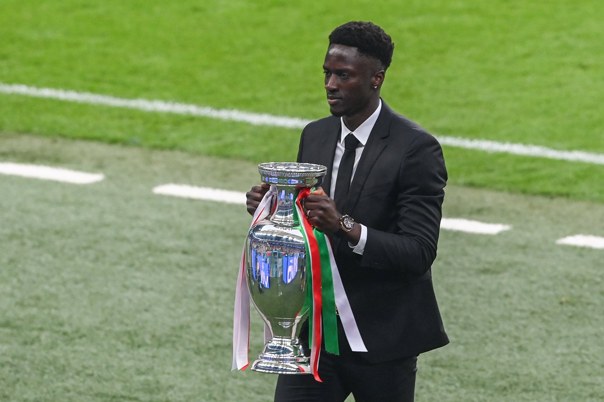 EURO2024FRA's tweet image. #ITAENG Le buteur de la dernière finale Éder 🇵🇹 arrive avec le trophée 🏆

Qui repart avec... 🤔

#EURO2020 #ITA #ENG