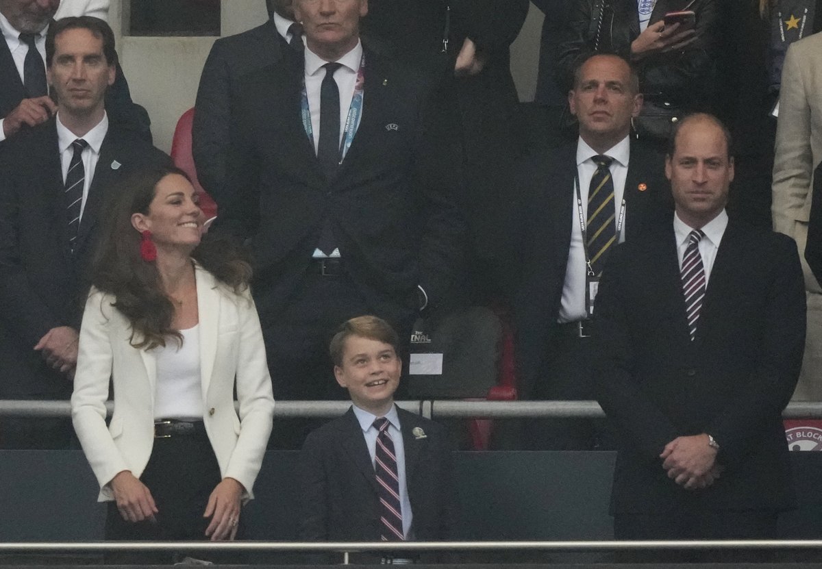 HelloCanada's tweet image. Look at that smile! Prince George looks thrilled to be watching England take on Italy in the #Euro2020Final with his parents, Duchess Kate and Prince William ❤️⚽

📸 Getty Images