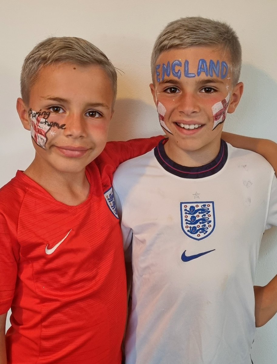 StaceyStruther4's tweet photo. Match ready, come on boys!! @SAFCFoL @JackGray1997 ⚽️🔴⚪ #ItsComingHome https://t.co/A0dobskhmI