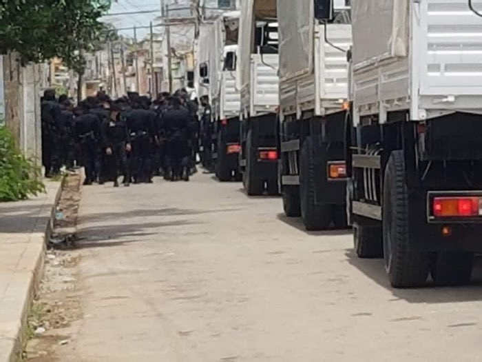 Gran despliegue policial y militar en varias ciudades de Cuba para intentar reprimir las protestas. Sepan que el mundo lo está mirando, únanse al pueblo. #SOSCuba 🇨🇺