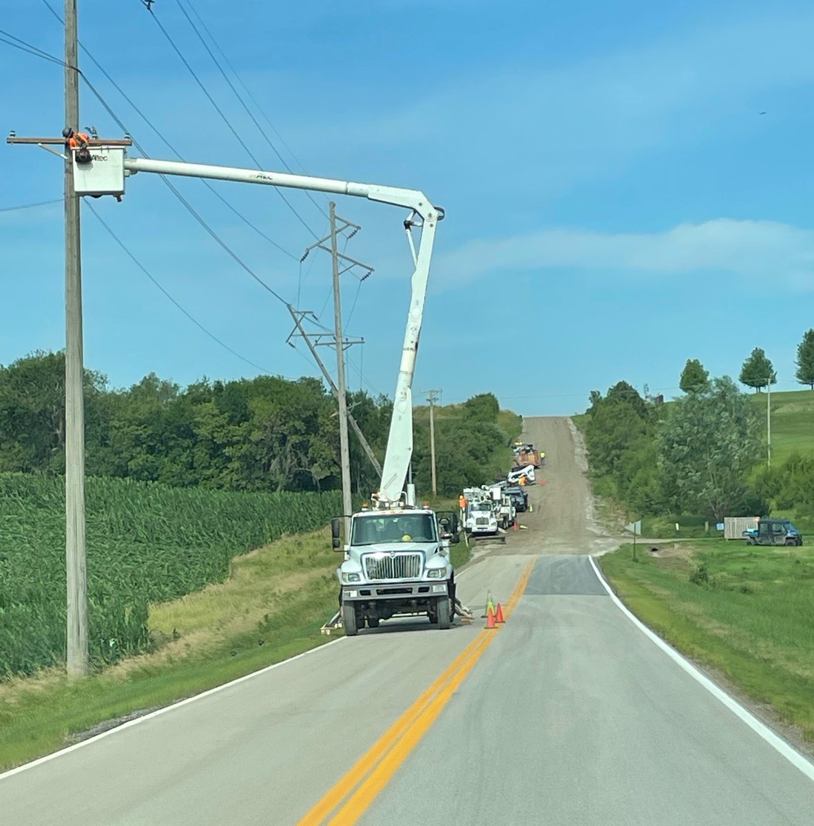 OPPDCares's tweet photo. Here are some pictures of crews working to repair distribution lines in Plattsmouth, NE. Repairing main distribution lines can help restore service to multiple customers. https://t.co/dXICo6mlr6