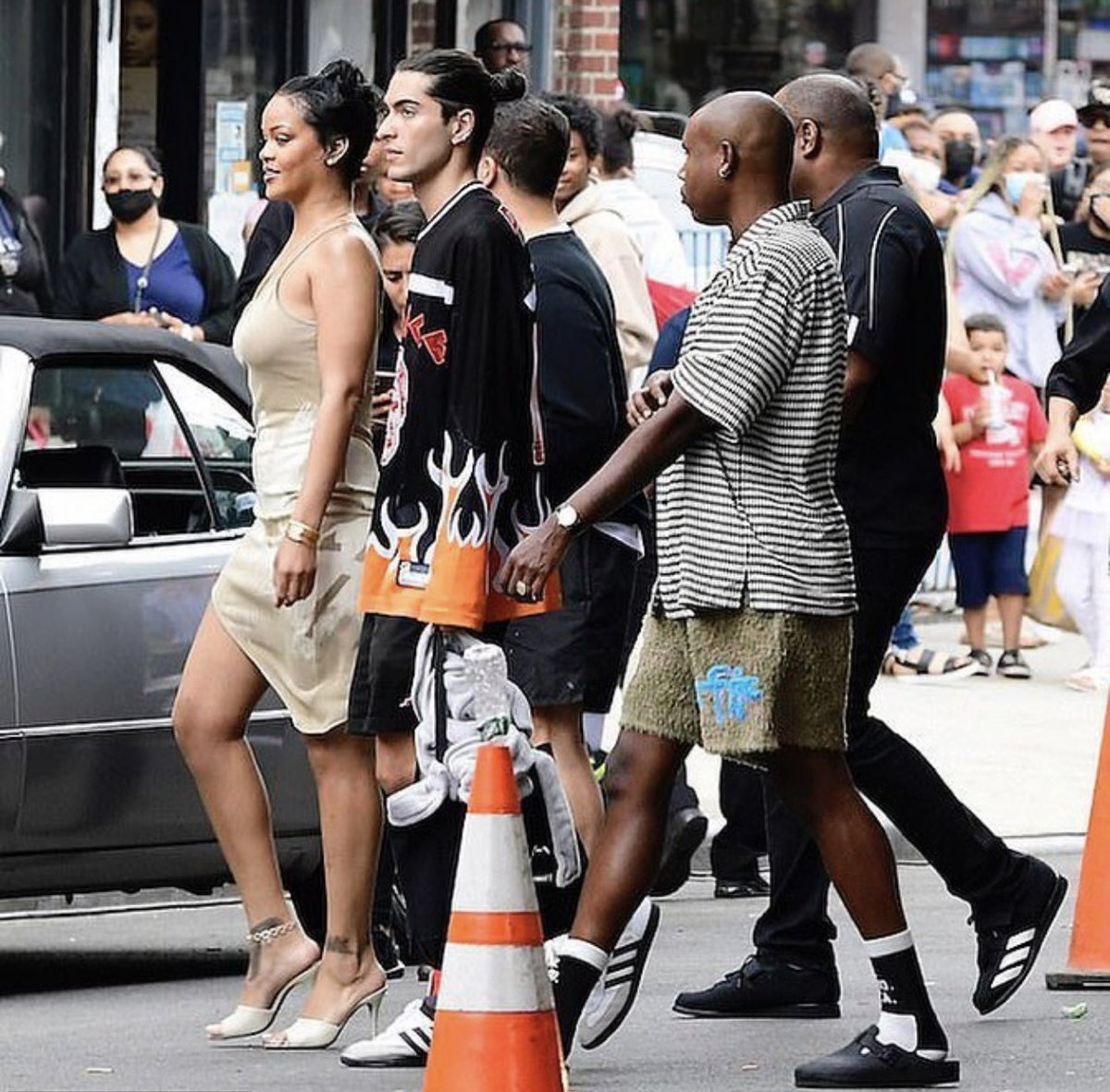 AnaIsabelZepeda's tweet photo. ¿Ya vieron que Rihanna anda filmando nuevo video musical en Nueva York? 😱 https://t.co/tYqHyYP9ce