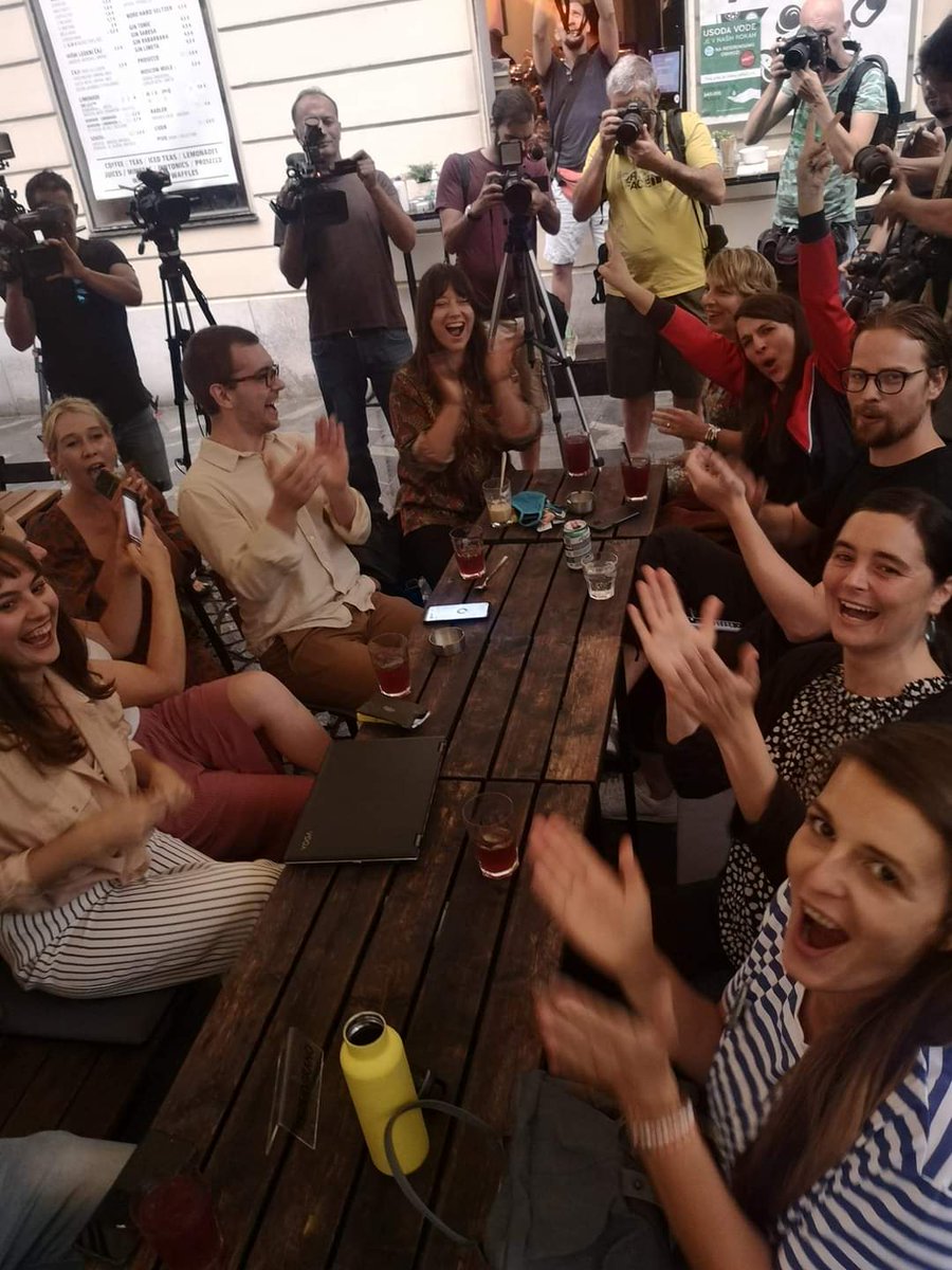Trenutek, ko smo izvedeli, da je dosežen kvorum! Nespektakularna fotka ob zgodovinski zmagi za okolje in ljudi! 👏🙌👍
Več kot pol milijona ljudi je glasovalo proti škodljivemu Zakonu o vodah! ✍
Uspelo je! Obale naših voda ostajajo zaščitene pred divjo pozidavo!💙💦 <a href="/zapitnovodo/">PROTI Zakonu o vodah</a>