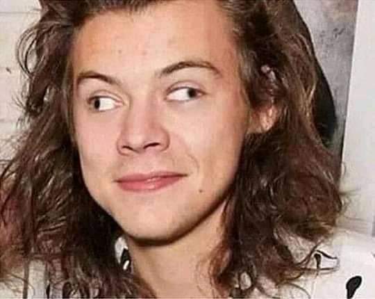 blue28909's tweet photo. Un ojo en el partido y otro en tw por si louis aparece https://t.co/O96KItBhmh