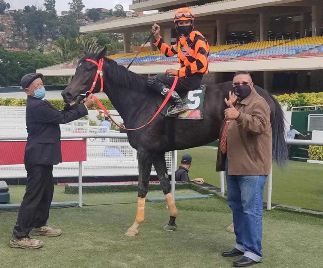 Abre el 5 y 6 un sutil toque para los cuadros Streangth Fiorella la del <a href="/studlafortaleza/">stud la gran fortaleza</a>  con Francisco Quevedo en los estribos y presentado por Carlos Alvarez, foto cortesía INH.