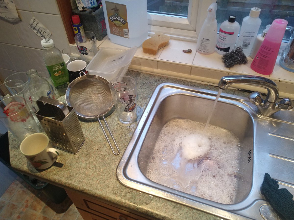 rjw1's tweet image. Doing some washing up. #NormalSunday