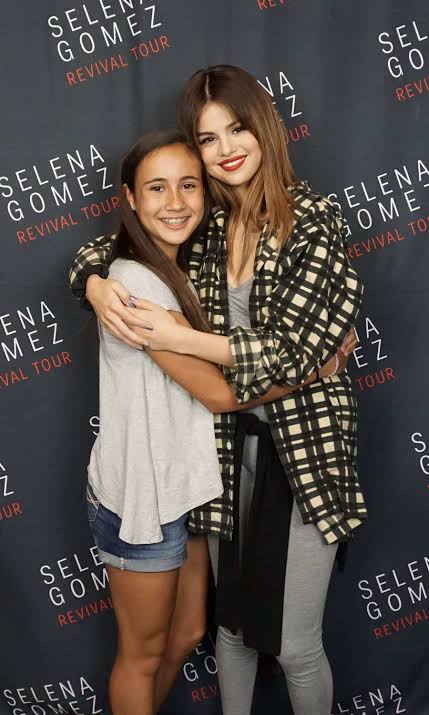 goodforpinks's tweet photo. would you sl@p your 4th @ to get a hug from selena gomez? https://t.co/i5eFI0l3fx