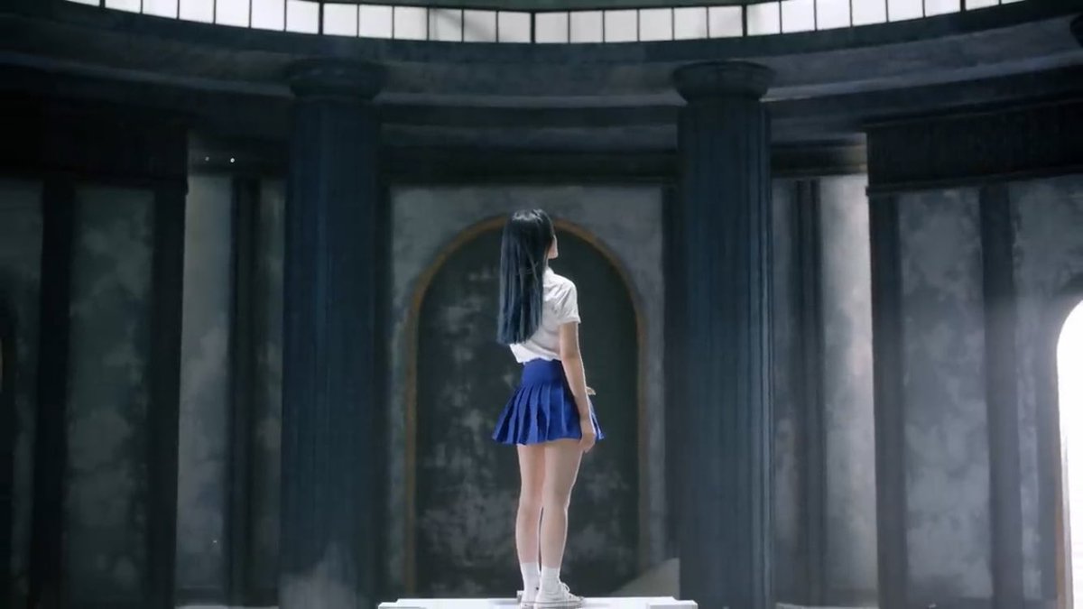 LOONAGEDDON's tweet photo. Jinsoul is far from the villain, she is in fact confirmed a hero in the butterfly and PTT descriptions. Her looking intense in one part of the butterfly choreo doesn’t make her a villain. https://t.co/dtLP2r19tw