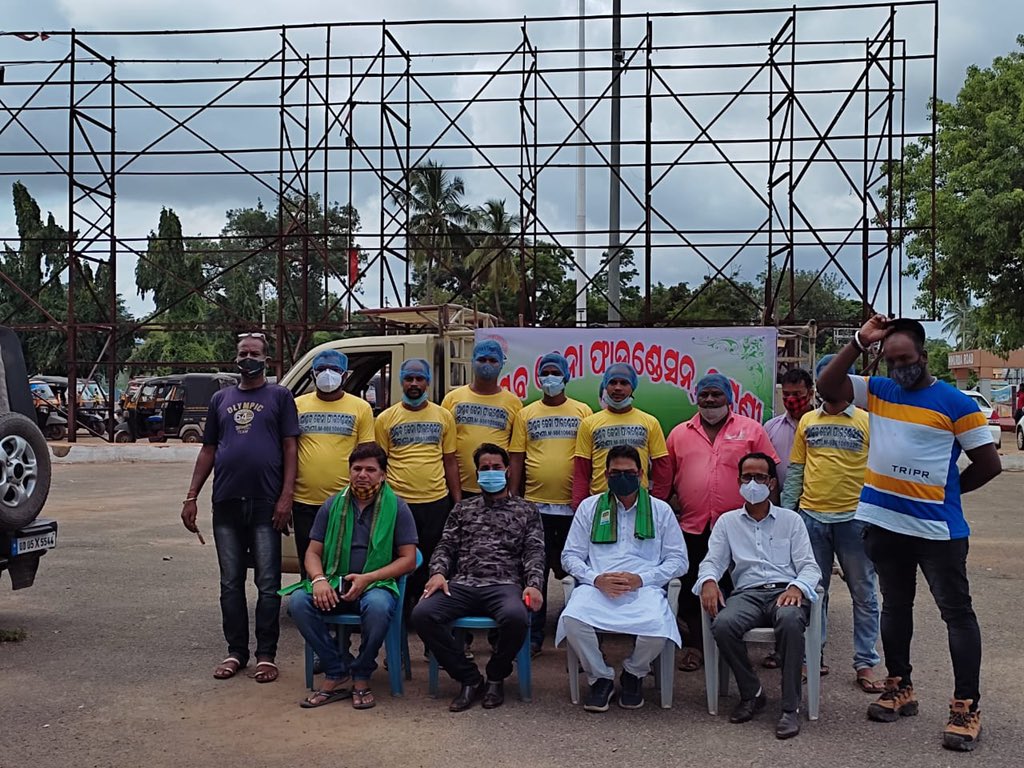 Foundation_PJ's tweet photo. Today, #pandavjenafoundation led by chairman Santosh Kumar Jena &amp; team,have come forward to distribute cooked  lunch to needy people at jatani municipality area affected during the weekend shutdown imposed in #Odisha.
#OdishaFightsCorona #wecare #staysafe #feedthehungry https://t.co/SGSvmSBj4V
