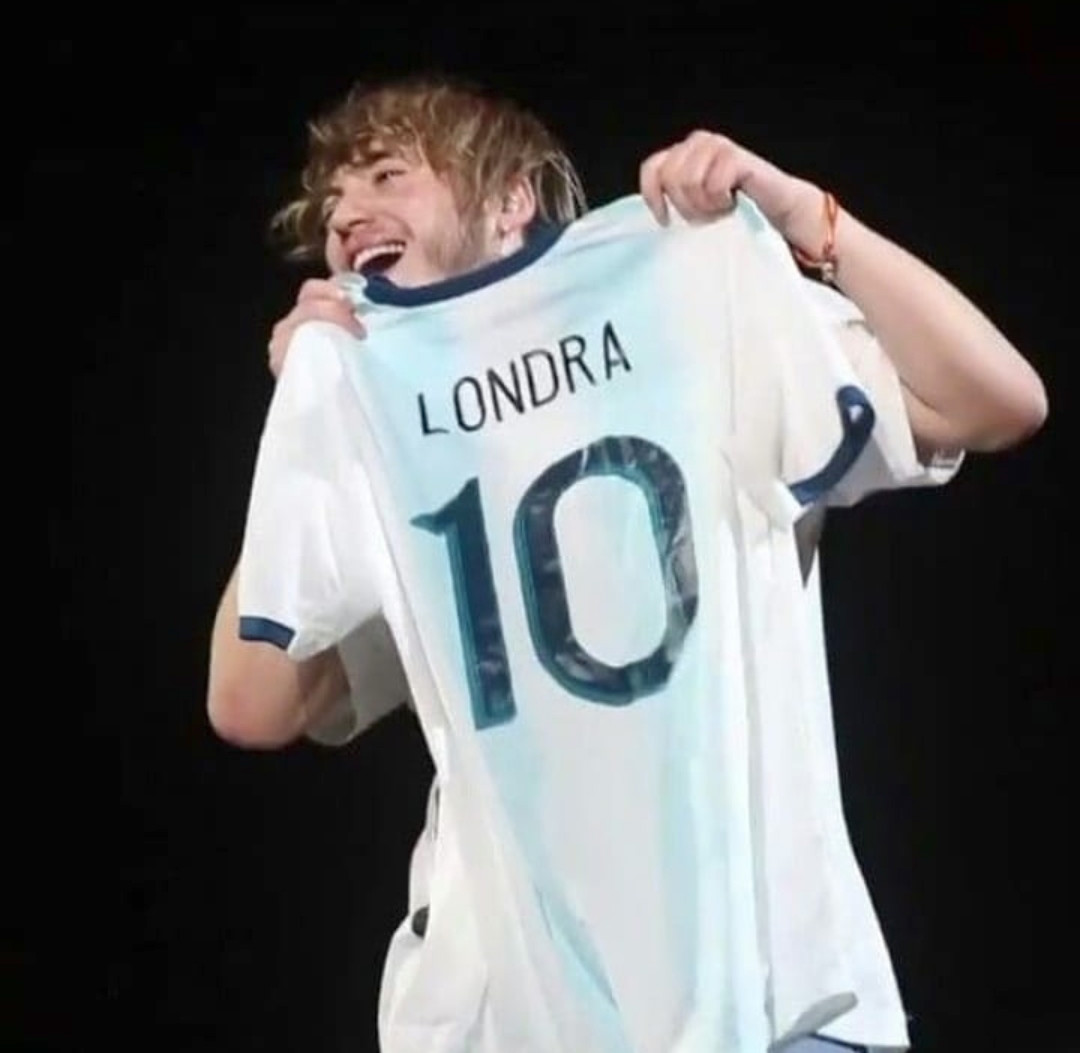 <a href="/PauloLondra/">Paulyrics</a> NUESTRO ORGULLO NACIONAL SON USTEDES