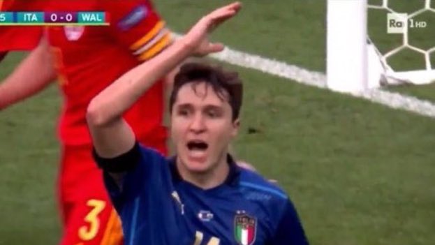 SVNSETAE__'s tweet photo. PALESEMENTE CHIESA CHE AD UNA CERTA MANDA A FARE IN CULO TUTTI PERCHÉ STA PRATICAMENTE GIOCANDO SOLO LUI:

#ItaliaInghilterra #Euro2020Final https://t.co/Mu2ChcAGHH
