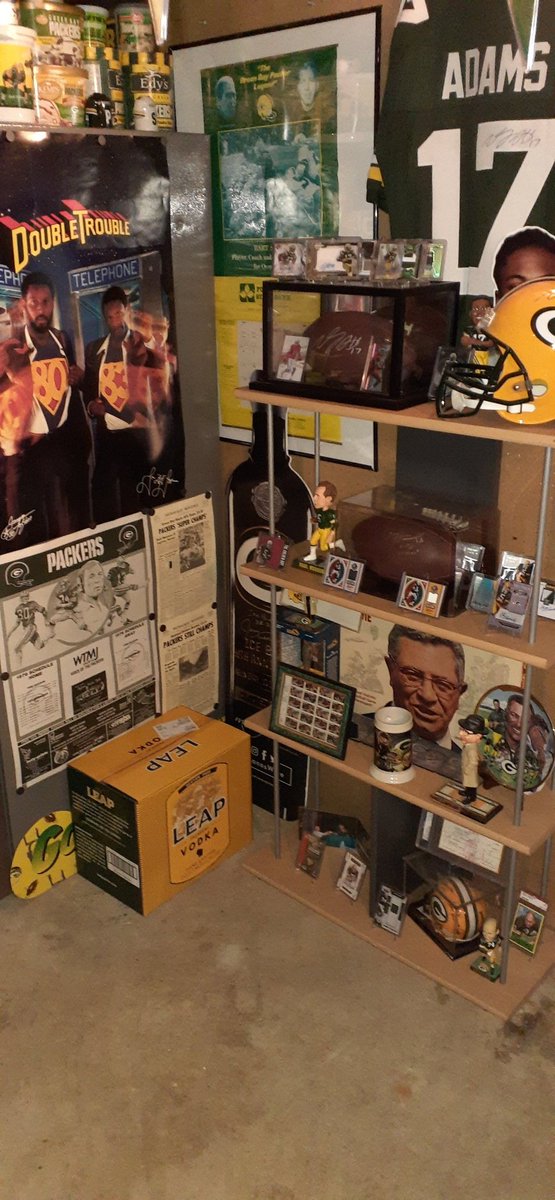 phnatk0031's tweet photo. @leap36 
#GoPackGo 
Thanks for signing a bunch of these LeRoy!
Added this (the box is empty) to my Butler collection! https://t.co/VJQB3vhCBu