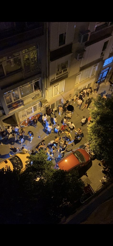 bediatunca's tweet photo. Özellikle yol ortasında arabayı durdurup, son ses erik dalı vs gibi şeyler açıp tepiniyorlar, arkalarında böyle trafikler oluşmasına rağmen umursamıyorlar. İçki içmeyi bilmiyorlar, sürekli bağırıyor hatta böğürüyorlar. https://t.co/rsWhwWkG10