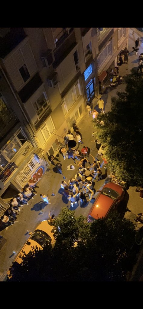 bediatunca's tweet photo. Özellikle yol ortasında arabayı durdurup, son ses erik dalı vs gibi şeyler açıp tepiniyorlar, arkalarında böyle trafikler oluşmasına rağmen umursamıyorlar. İçki içmeyi bilmiyorlar, sürekli bağırıyor hatta böğürüyorlar. https://t.co/rsWhwWkG10