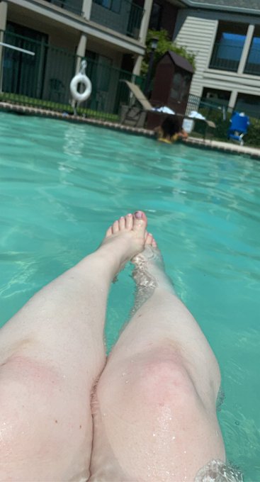 Where are my feet worshipers? https://t.co/4bmgdPyoLL