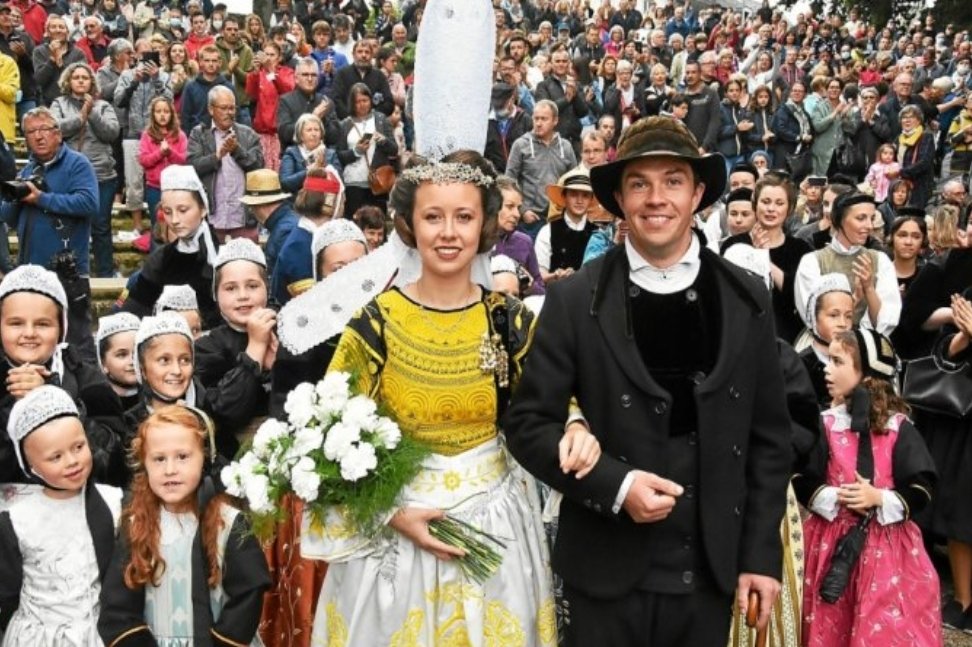PaysBigoudenSud's tweet photo. Félicitations Anaëlle Plouzennec. Nouvelle reine de brodeuses. Bonne année à elle.
Photo : Télégramme
#paysbigouden #bigoudenjoy #bretagne #finistere #toutcommenceenfinistere #passezalouest https://t.co/obiZhegVEK