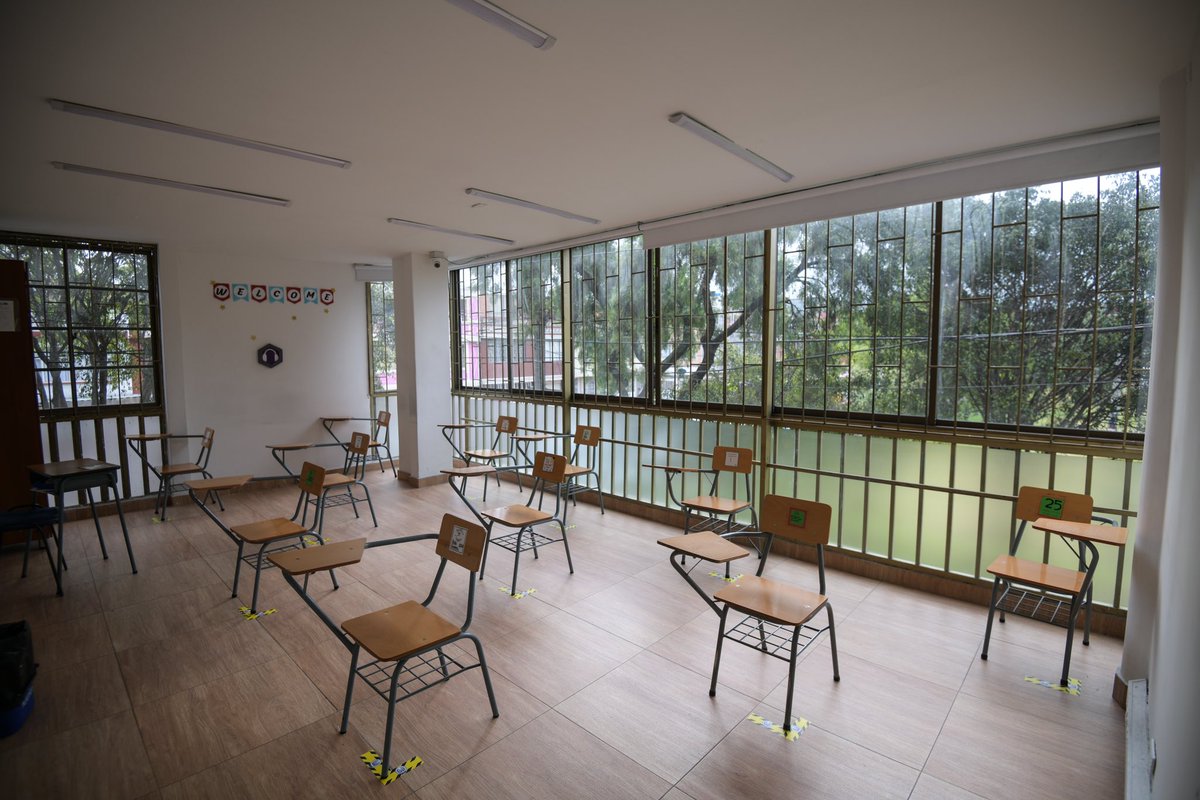 Educacionbogota's tweet photo. La mayoría de los colegios oficiales de Bogotá podrán atender al 100 % de los estudiantes, siguiendo el lineamiento del Ministerio Nacional de Salud, que indica que el distanciamiento social mínimo debe ser de 1 metro.😷↔️😷 https://t.co/oBtMvCVX8j