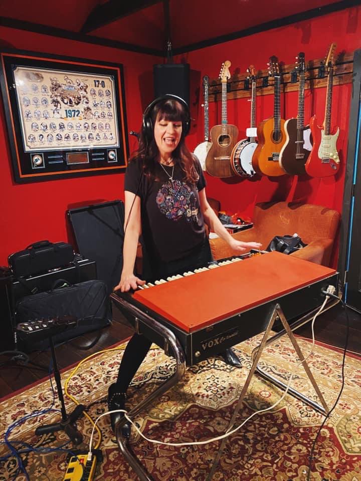 ElectriChildren's tweet image. Our next single will feature Melanie Vammen ( the Pandoras / the Muffs) on the 🎹🎹🎹 .  #ElectricChildren