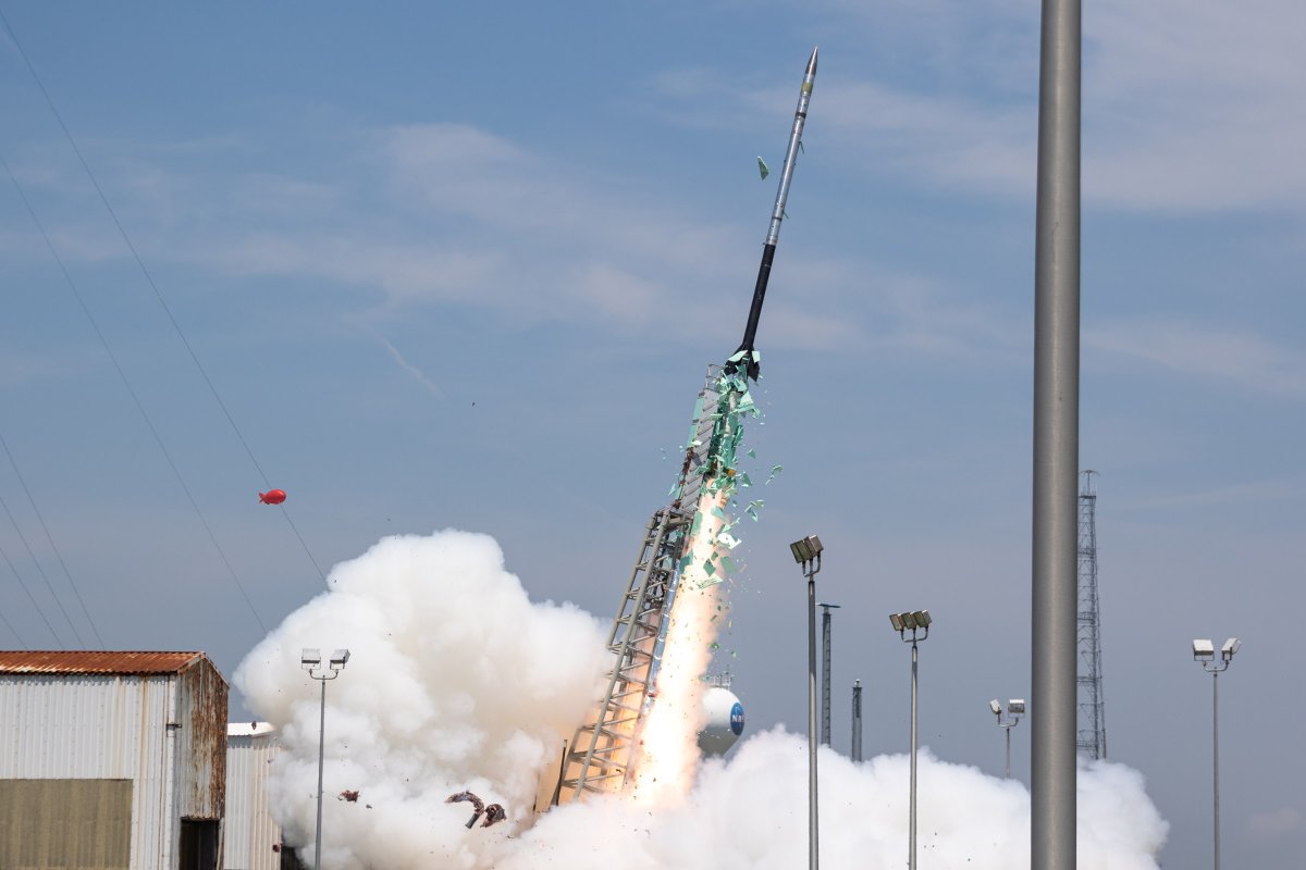 NASAWallops's tweet photo. Second rocket ✅🚀 A Black Brant IX sounding rocket launched at 1:56 pm ET carrying the second Dynamo-2 experiment to study the electrical current in Earth’s ionosphere called the dynamo. Dr. Pfaff reported they received great data while flying through the strong dynamo currents. https://t.co/QQepWK7TGK