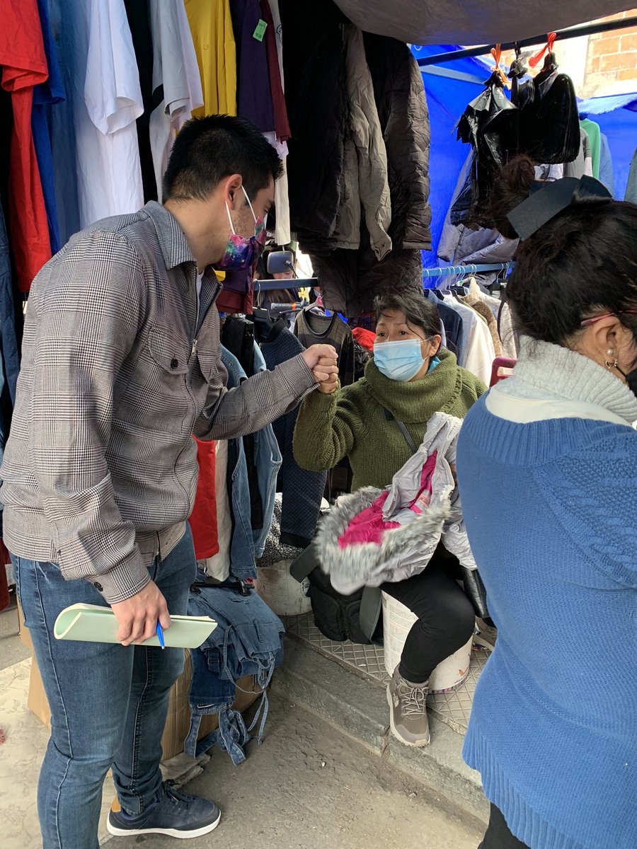 ManuelJaraV's tweet photo. El compromiso y las ganas de seguir en terreno no cambian, soy un agradecido de poder seguir caminando por mi comuna y recibir el cariño de la gente, hoy apoyamos las postulaciones al bono Pyme de los feriantes de calle Colon #muevetuindependencia https://t.co/6KiVN7SQcU