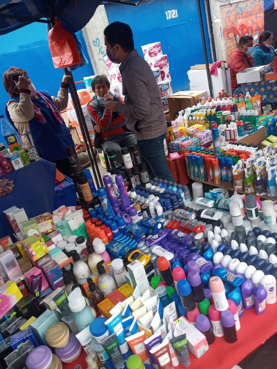 ManuelJaraV's tweet photo. El compromiso y las ganas de seguir en terreno no cambian, soy un agradecido de poder seguir caminando por mi comuna y recibir el cariño de la gente, hoy apoyamos las postulaciones al bono Pyme de los feriantes de calle Colon #muevetuindependencia https://t.co/6KiVN7SQcU
