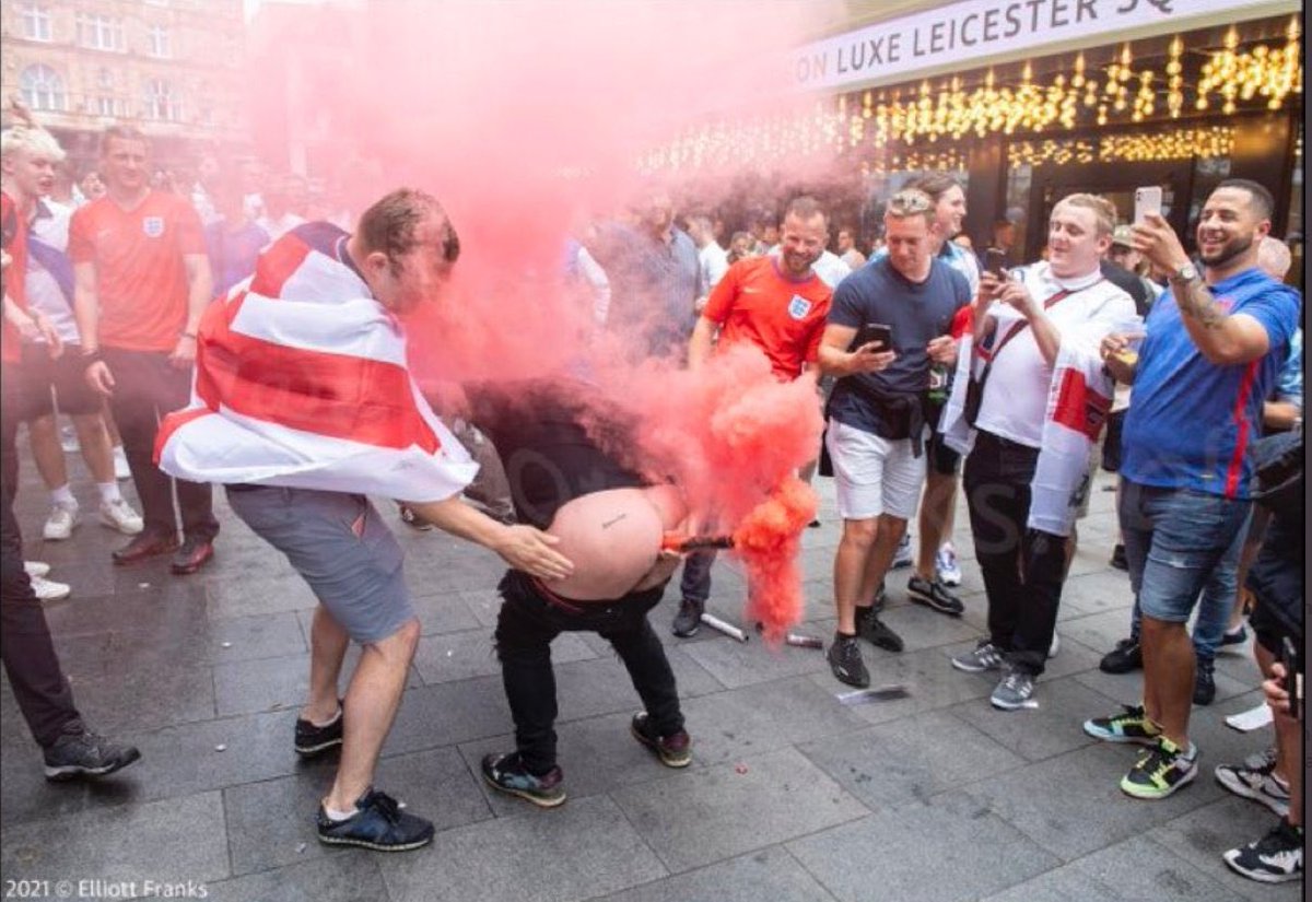 - ¡LAS ALMENARAS DE MINAS TIRITH! ¡GONDOR PIDE AUXILIO!

- Y ROHAN RESPONDERÁ. ¡CONVOCA A LOS ROHIRRIM!