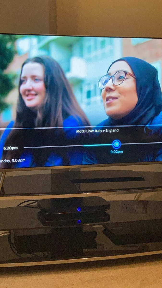 Yeaaaaah you saw this human during the #Euro2020Final half-time break, lending my support to @thehundred 🔥🏏😁🏴󠁧󠁢󠁥󠁮󠁧󠁿 But I was far too busy belting out Sweet Caroline to catch the sound 😂 #BeThere #ItsComingHome #EURO2020 #EnglandvsItaly #ENG #bbceuro2020 #BringItHome