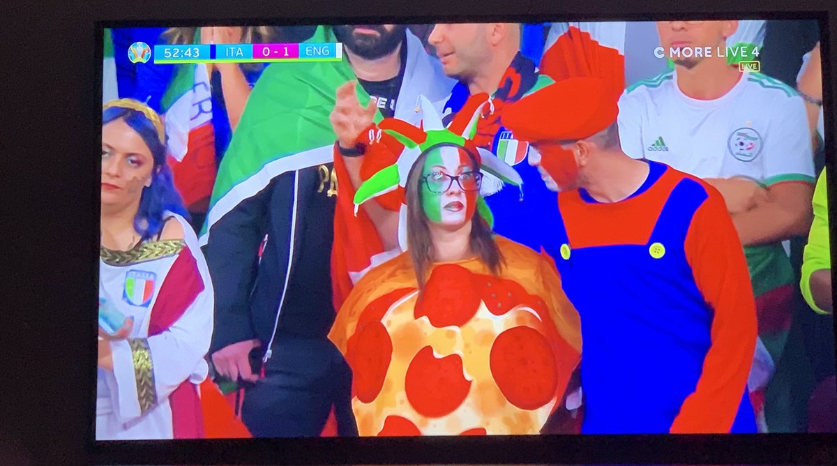 Ingen blir mer ledsen om Italien förlorar än kvinnan som åkt till arenan utklädd till pizza. 