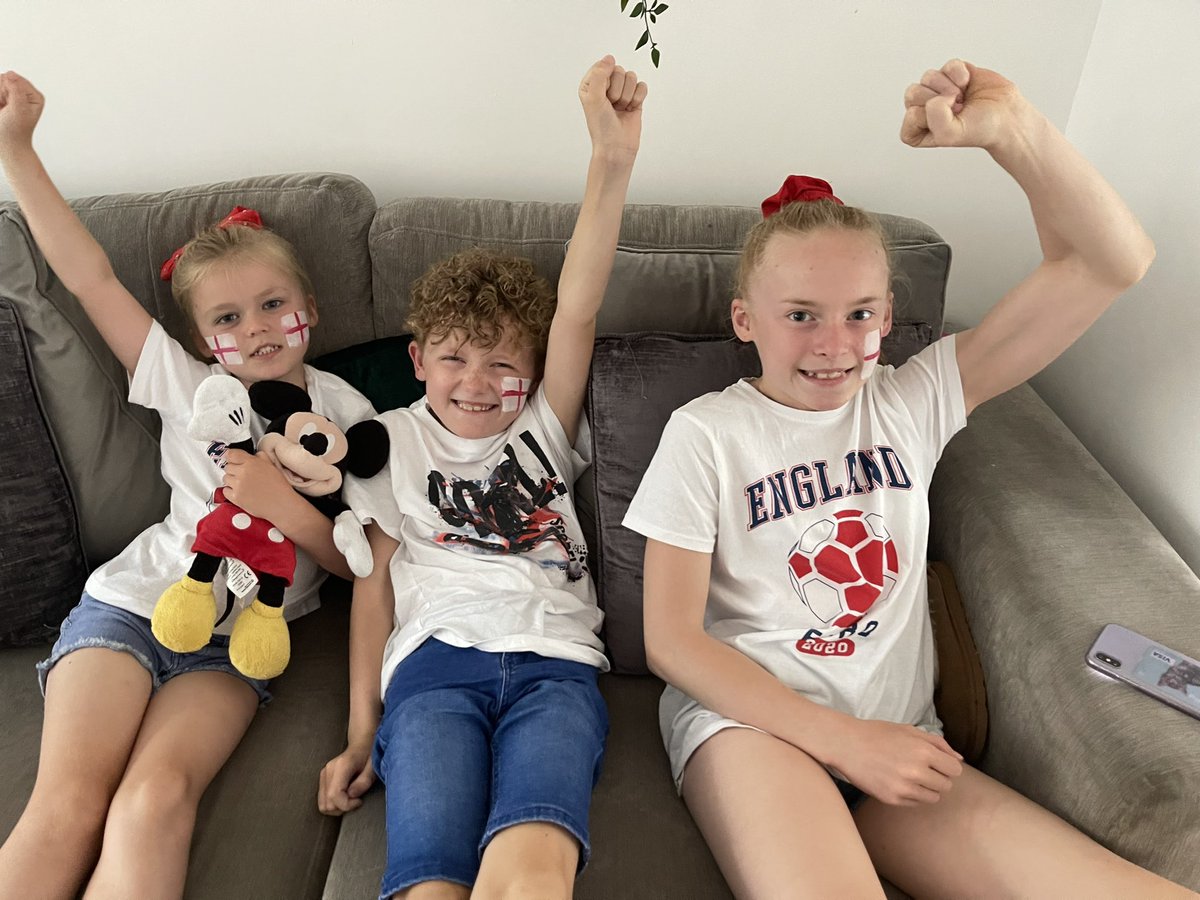 k3lly_o's tweet photo. @BHunterclass We are supporting too!! Bring it home England!!!!! 🏴󠁧󠁢󠁥󠁮󠁧󠁿🏴󠁧󠁢󠁥󠁮󠁧󠁿🏴󠁧󠁢󠁥󠁮󠁧󠁿🏴󠁧󠁢󠁥󠁮󠁧󠁿 https://t.co/ywusaNHg4v