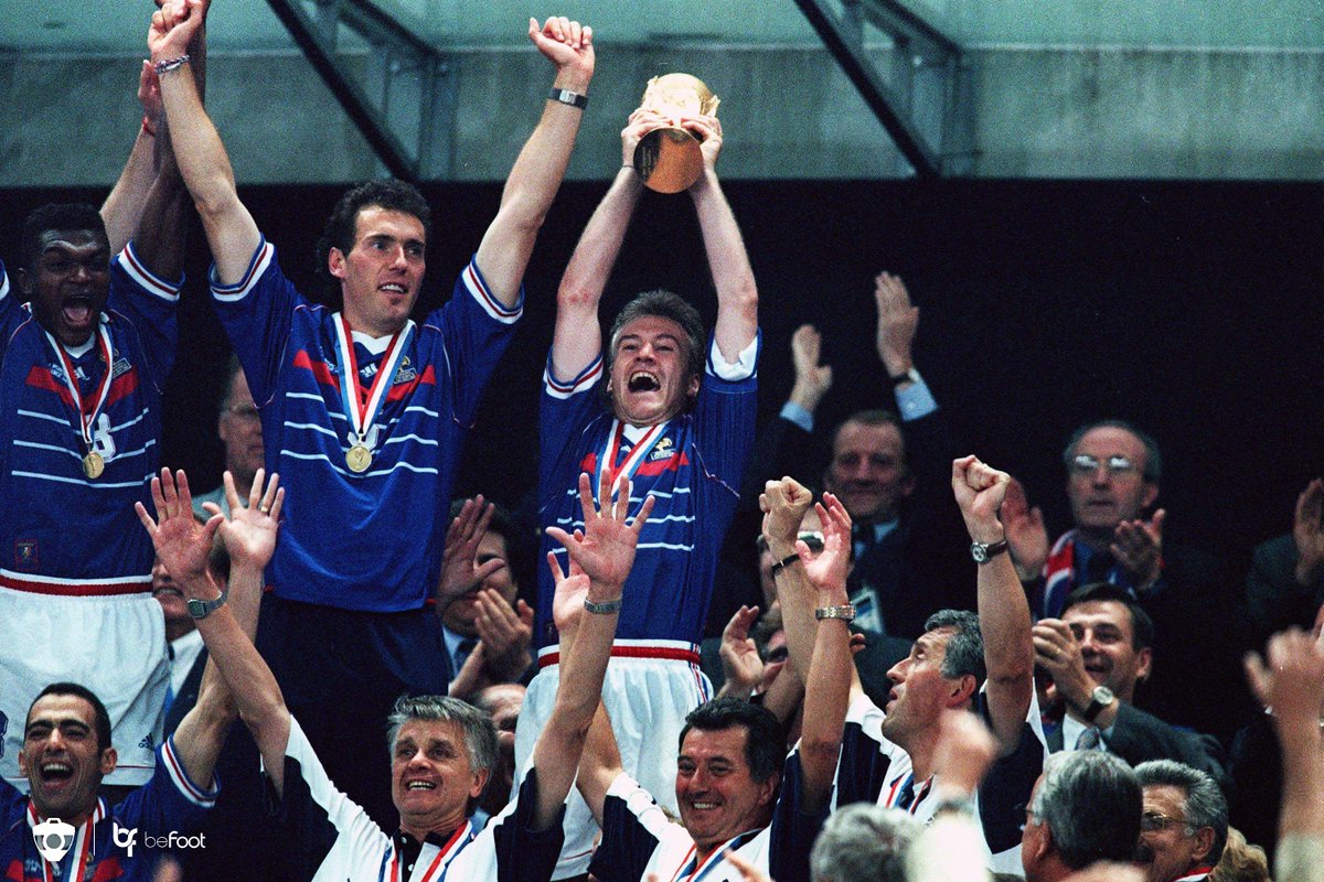 _BeFootball's tweet photo. Il y a 23 ans jour pour jour, l'Équipe de France remportait sa première Coupe du Monde en s'imposant 3-0 face au grand Brésil de Ronaldo ! ⭐🇫🇷

⚽ '27 : Zidane
⚽ '45 : Zidane
⚽ '90 : Petit https://t.co/kHFWMsQt9T