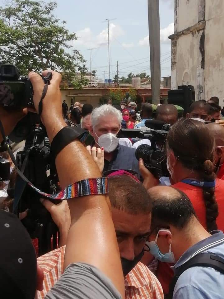 ¡Nuestros hermanos están en las calles! ❤🖤🇨🇺 ¡Porque las calles son de la revolución! No hay espacio para los mercenarios, para los gusanos arrastrado.

¡A LAS CALLES! A defender con convicción a la revolución cubana, que es defensa de tod@s  #SiSePuedeCuba