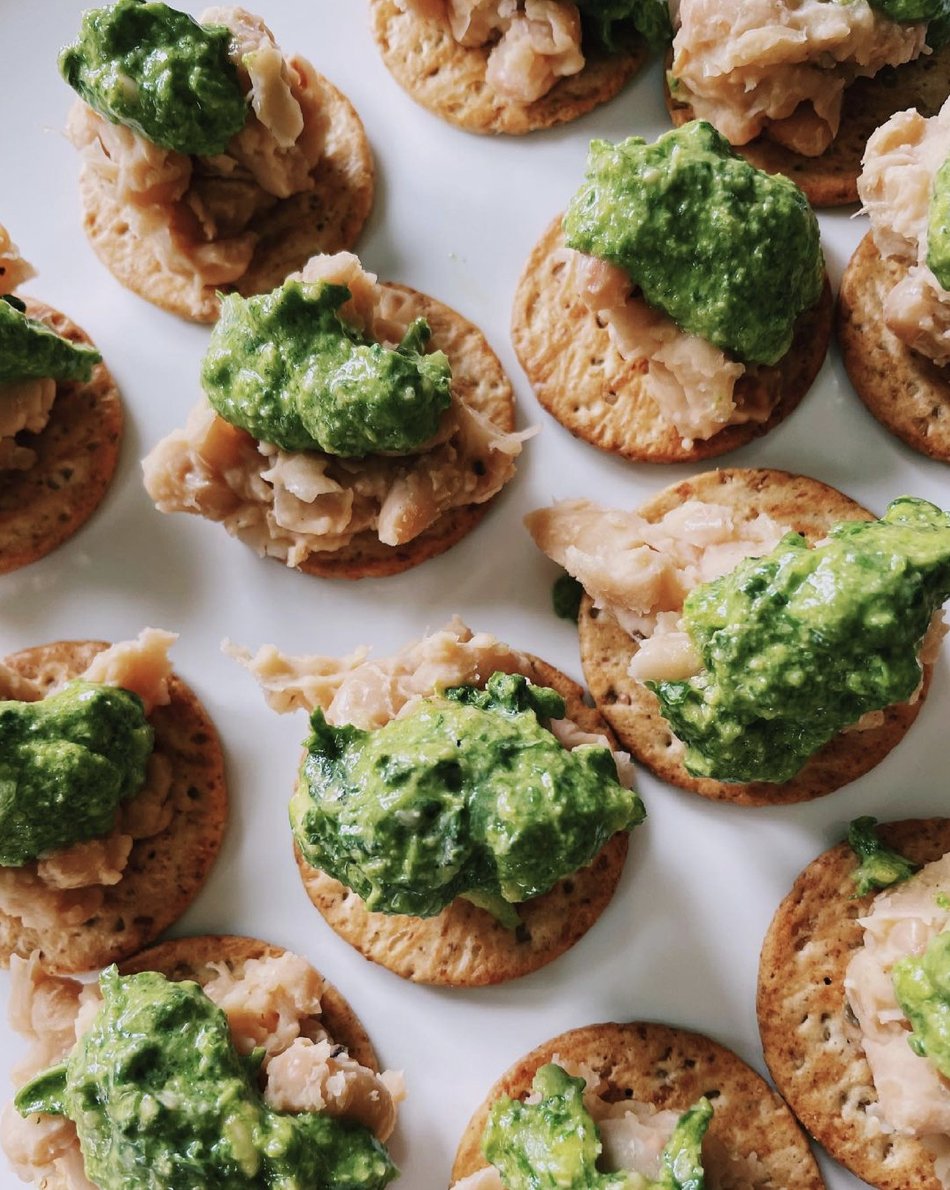 ToneItUp's tweet photo. A #TIUteam favorite from your 6:40 program: Creamy White Beans with Kale Pesto. We’re loving this recipe as a refreshing summer snack at home, lunch on the beach, or even an appetizer when entertaining. Swipe for ingredients and directions ➡️ https://t.co/wXGOsBojv7 https://t.co/VwdDyPaNXL
