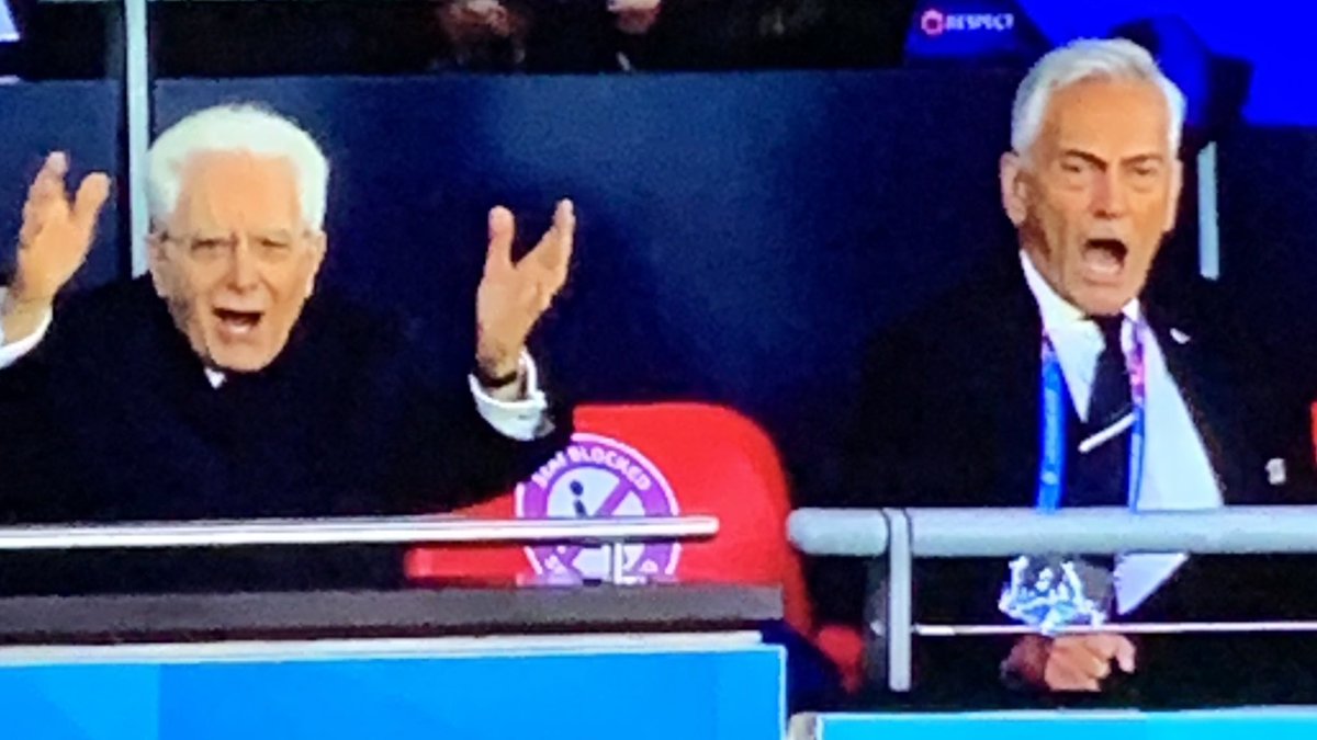 Collector_Chain's tweet photo. Dategli i guantini di Bernie Sanders #Mattarella #europei2021 https://t.co/PhkcZNqywF