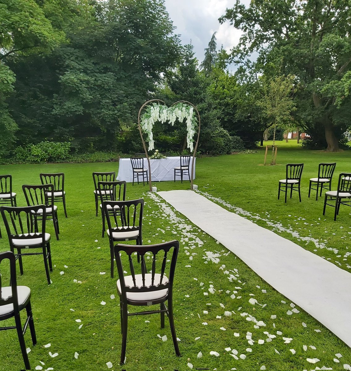 A stunning outdoor wedding ceremony at @EdgbastonPark ❤had great fun playing the violin here today🎻👰🤵💍 #weddingviolinist #birminghamweddings #violinist #birminghamweddingvenue #weddinginspiration