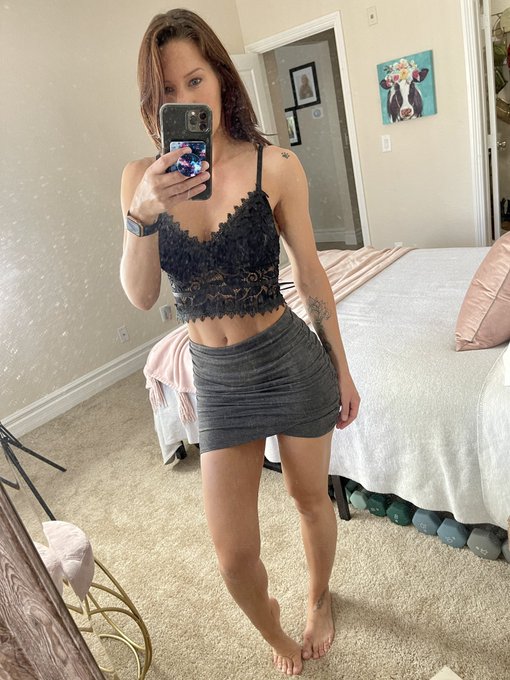 1 pic. I can't decide which top I like with this skirt, can you help me pick?! https://t.co/TyNObzXW