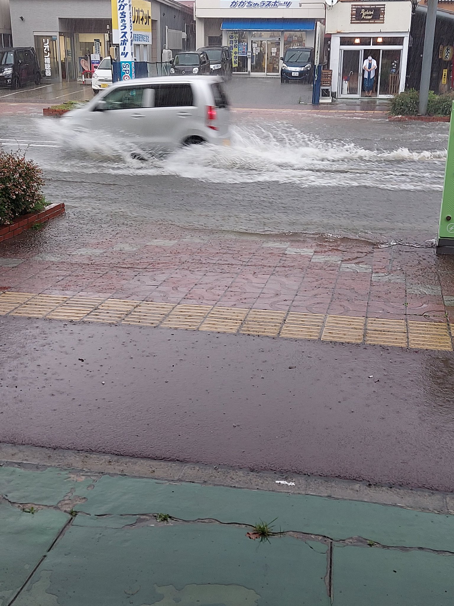 ジプシーワゴン ジプシー小松 由利本荘市雨凄い 現在 車道もかなり冠水してます 市内の中央線 駅前通り 他も酷いです 車 での移動も注意が必要です ハンドルとられます 本日 ご来店をご予定してい ジプシーワゴン ジプシー小松 由利本荘市雨凄い 現在 車道もかなり冠水してます 市内の中央線 駅前通り 他も酷いです 車 での移動も注意が必要です ハンドルとられます 本日 ご来店をご予定してい