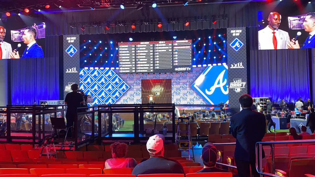 alex20mtz's tweet photo. #mlbdraftlive Having some fun watching the draft!! https://t.co/nofEk83Xy3