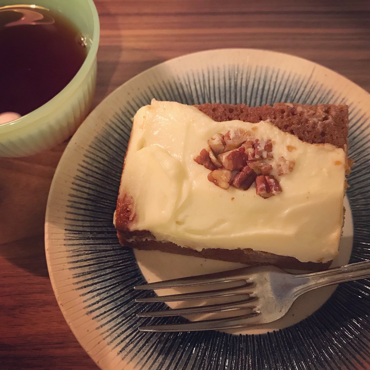 mamenekosennin's tweet photo. 真夜中のキャロットケーキ…🙄(晩ごはん抜きで寝落ちてて…)
こちらは朝市で3軒となりのpuddiさんのケーキ。かなり美味しかった…!!多分、今まで食べたキャロットケーキでいちばん。
ごちそうさまでした😋
新高円寺の住宅街に、土日だけひっそりと開店する人気店だそうです。
#puddi https://t.co/SaW9uKnQrv
