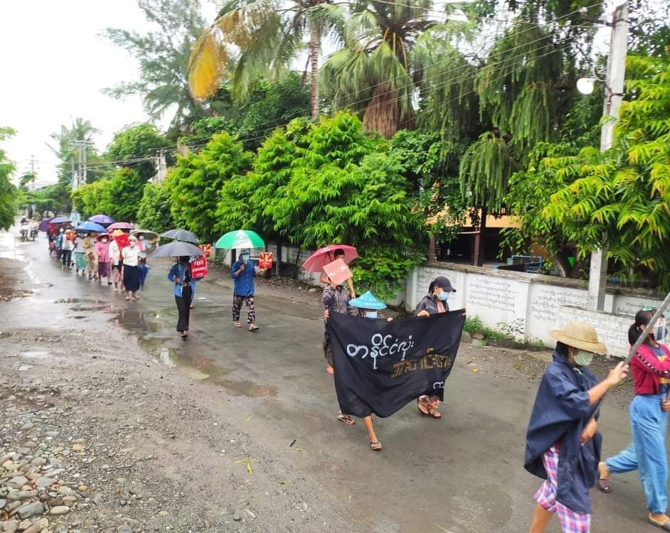 sggrvlyouth's tweet photo. Residents from #Kalemyo a protest march to against the Military Dictator in this morning of July 12 despite the rains.

#SACWantsCovidUncontrollable
#WhatsHappeningInMyanmar 
#July12Coup https://t.co/dxvv5lDuFh