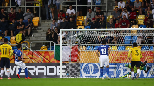 davilarreategui's tweet photo. HILO FUTBOLERO Julio:
Estamos observando un montón de tandas de penaltis en Copa América y Eurocopa: 
En los medios de comunicación no paramos de escuchar el término "la lotería de los penaltis". 

Pero, ¿son realmente una lotería?

Abro Hilo explicando que no lo es.... https://t.co/Jf104xKYIJ