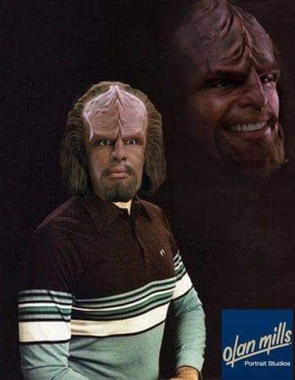 RealGowron's tweet photo. What is a “portrait studio”? https://t.co/SP7bi3UGkn