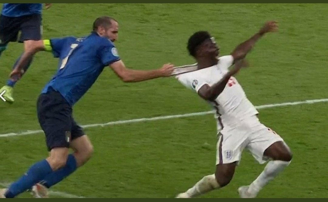 Faklana38's tweet photo. Η μάνα μου όταν πάω να πατήσω στα σφουγγαρισμένα #Euro2020Final https://t.co/yoDkk8HQlV