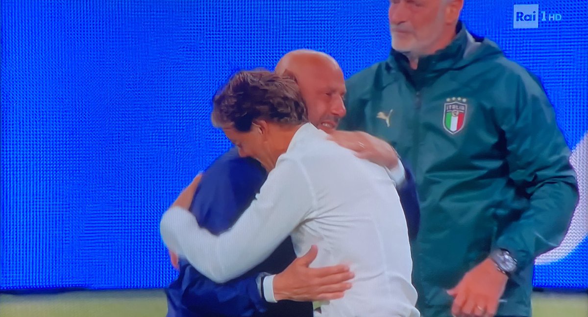 In questo abbraccio, in questa emozione c’è un Paese che si rialza. Ai rigori ma si rialza. Forza Azzurri! Forza Italia! 🇮🇹