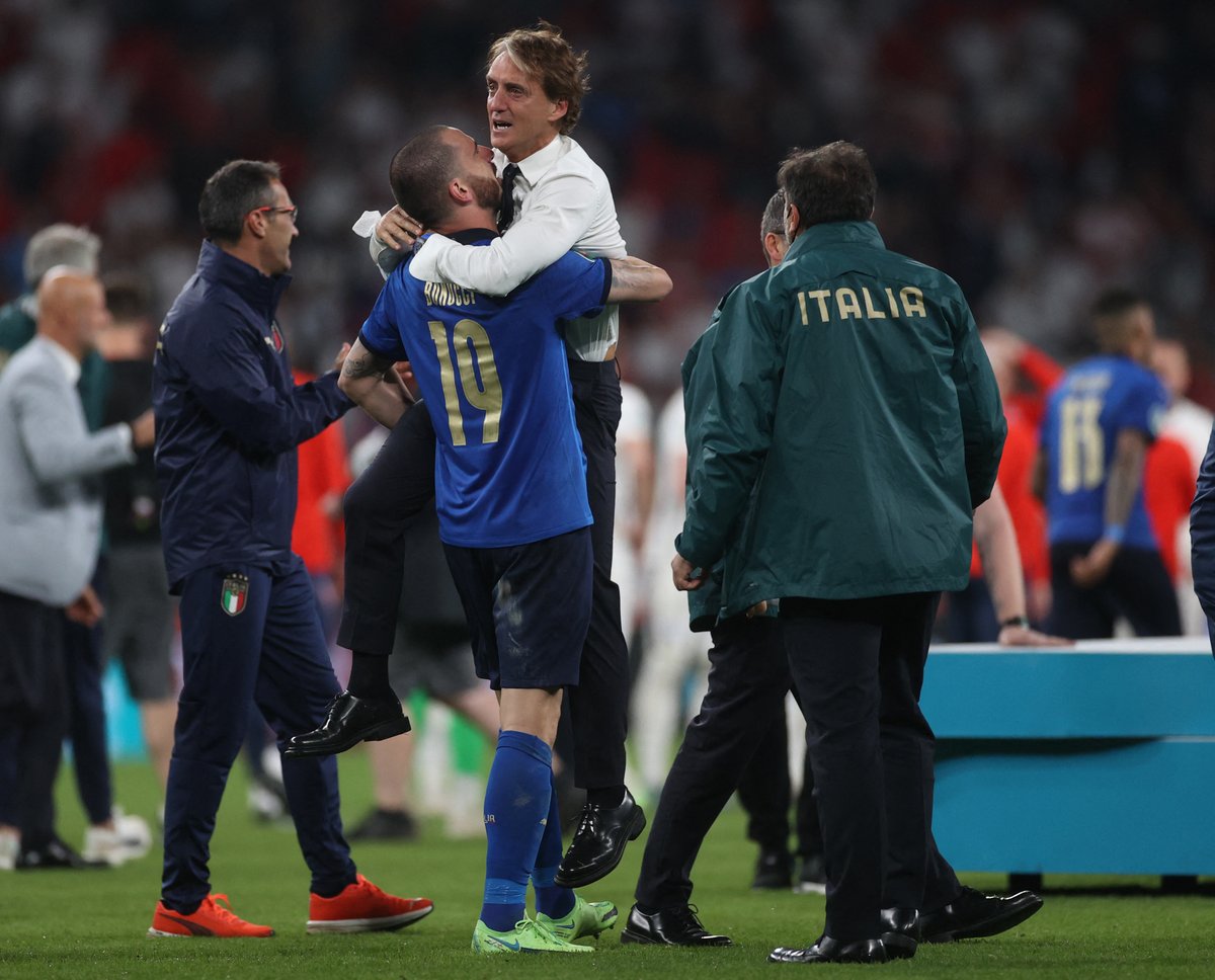 Azzurri's tweet photo. L'#Italia piange con te, mister❗️
Siamo Campioni d'Europa❗️

#RinascimentoAzzurro @robymancio 
#Nazionale 🇮🇹 #Azzurri #VivoAzzurro https://t.co/Y9LomhT7b3