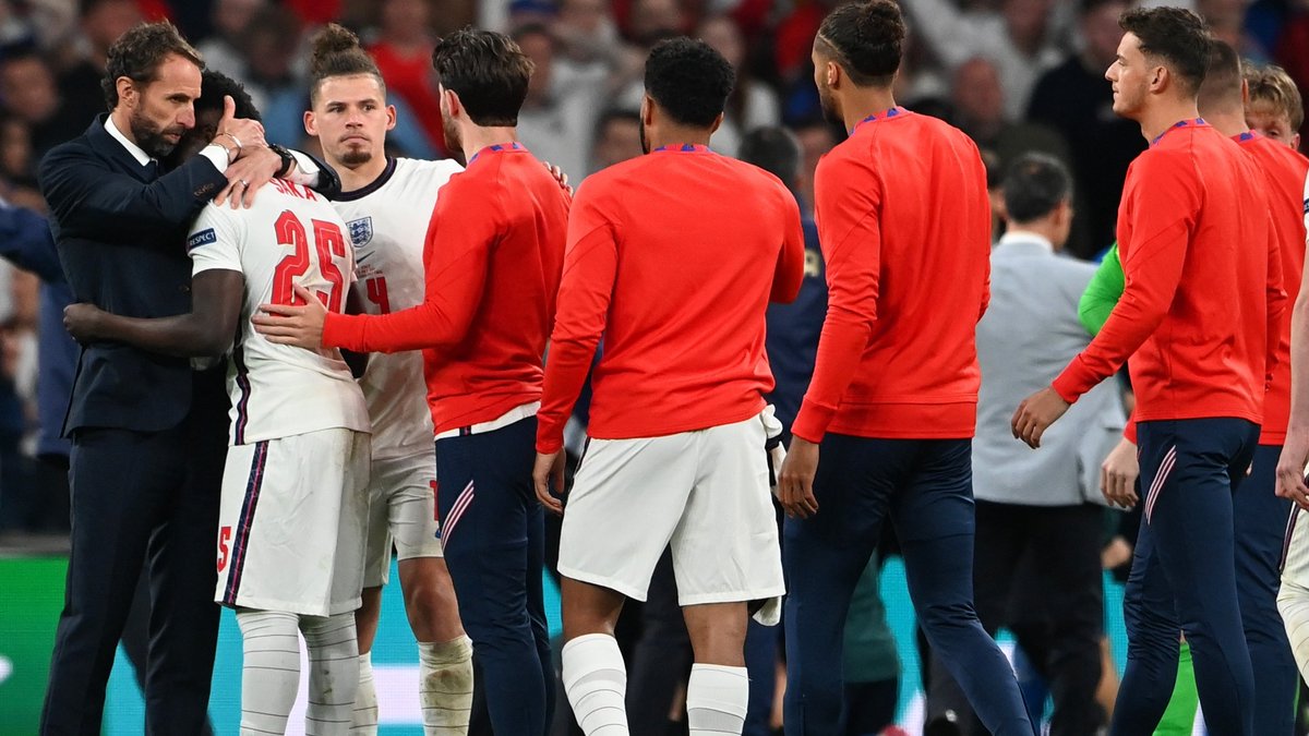 TeleFootball's tweet photo. Southgate and his team gather around Saka who has been a standout player this tournament for #ENG 

 #EURO2020 | #ITA 

https://t.co/VW606S4U4K https://t.co/EE9W84KXZj