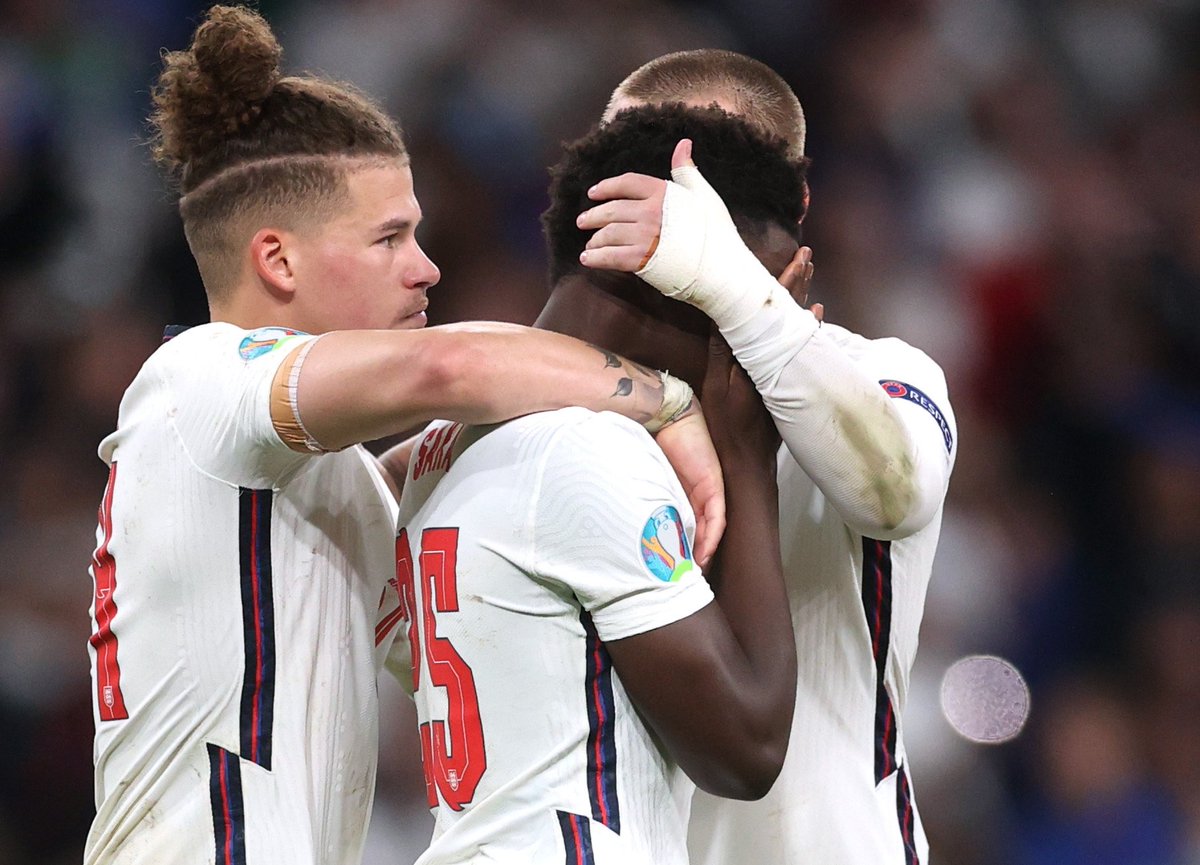 TeleFootball's tweet photo. Southgate and his team gather around Saka who has been a standout player this tournament for #ENG 

 #EURO2020 | #ITA 

https://t.co/VW606S4U4K https://t.co/EE9W84KXZj