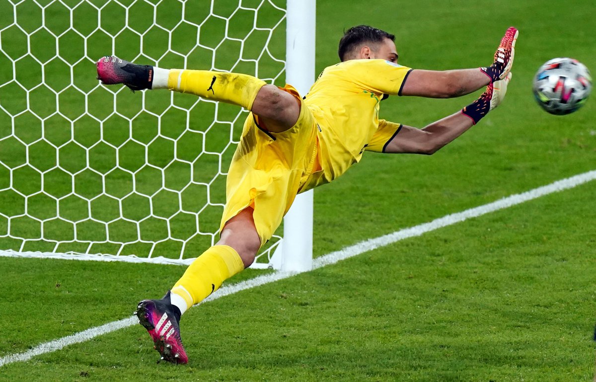 ActuFoot_'s tweet photo. Gianluigi Donnarumma est élu Joueur de l'#EURO2020 ! https://t.co/RW7a7sYuRJ