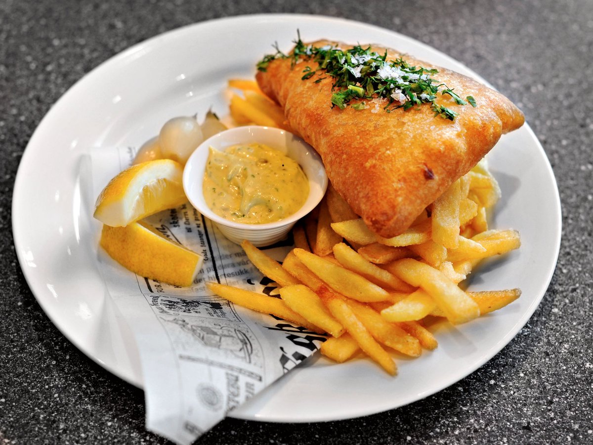 PurpulanOne's tweet photo. @GaryLineker Don't worry you could get some decent plate of #fishandchips every time you'll come to Italy (all pun intended, but with the uttermost respect to a worldwide striker and a guy who's far more classy than the italian people around me right now). https://t.co/u5LxL6CS90