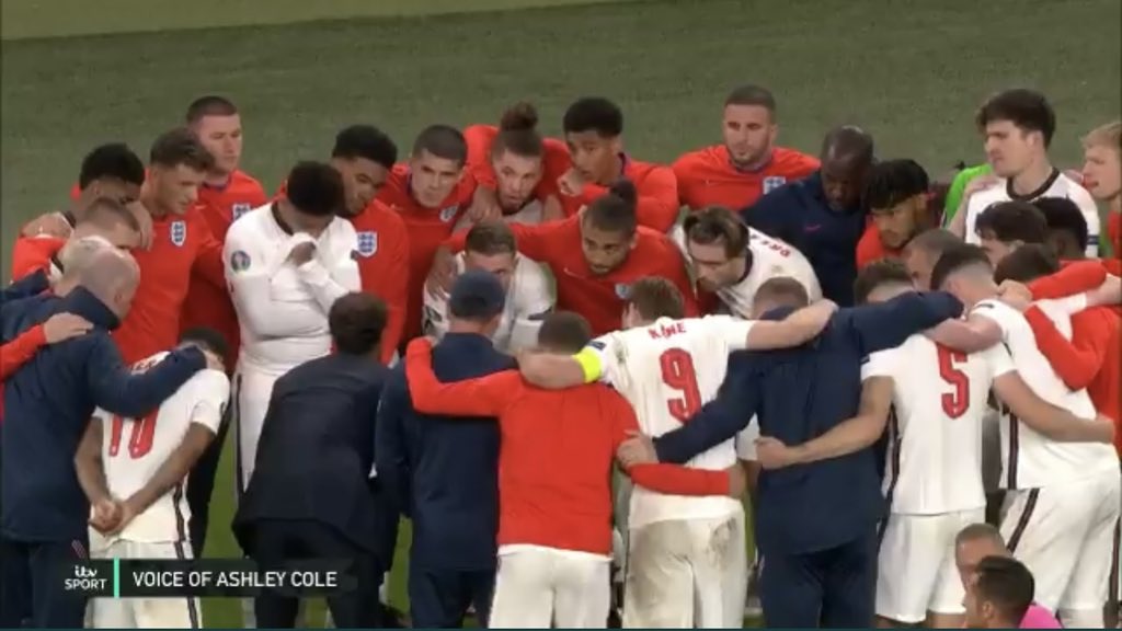 darthcap1tal's tweet image. Henderson giving the team talk instead of Kane 😅