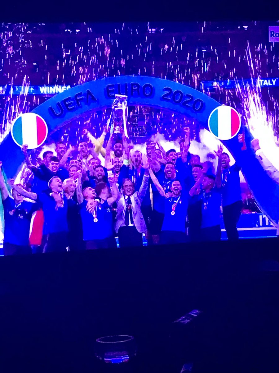 Antonevak's tweet photo. Festa azzurra!!!! #europei2020 https://t.co/aFnfkHK5cl
